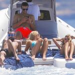 El duque de Feria y su esposa, Laura Vecino, junto a Carmen Jordá y «El Chino»