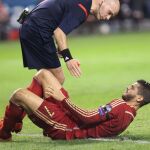 El delantero de la selección española Álvaro Morata cae lesionado junto al árbitro, durante el partido