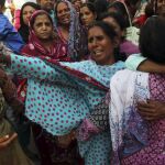 Varias personas lloran durante el funeral en honor a una víctima del ataque suicida del parque Gulshan Iqbal