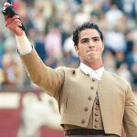 Álvaro Montes paseó un trofeo del segundo toro