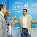 Antonio Sanz habla con los parlamentarios Salvador Fuentes y Patricia del Pozo ayer en Sevilla