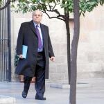 Mas-Colell, ayer, minutos antes de incorporarse a la reunión semanal del gobierno catalán