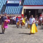 Ferrera y Garrido, con los niños en la plaza de toros de Bilbao