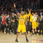 Kobe Bryant, hace cuatro años, saluda a los fans de los Lakers en su adiós