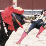 Francisco Pajares fue volteado hasta en dos ocasiones al entrar a matar al cuarto, ayer en Las Ventas