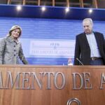 La portavoz parlamentaria del PP-A, Esperanza Oña, junto al portavoz adjunto del Grupo, Jorge Ramos, ayer, en el Parlamento
