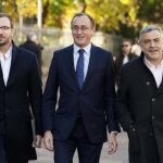 El ministro de Sanidad en funciones, Alfonso Alonso (c), junto al vicepresidente de Acción Sectorial del PP, Javier Maroto c)