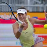 La española Garbine Muguruza devuelve la pelota a la bielorrusa Victoria Azarenka