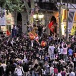 Miles de aficionados del FC Barcelona en la fuente de Canaletes, en las Ramblas, donde los seguidores blaugranas se concentran para celebrar el título de Liga conseguido por el Barça