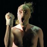 Una de las brujas de «Macbeth», que en esta versión son espectros que se aparecen en las duchas de la prisión