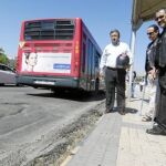 Zoido observa los baches del puente de la Expiración con dos moteros