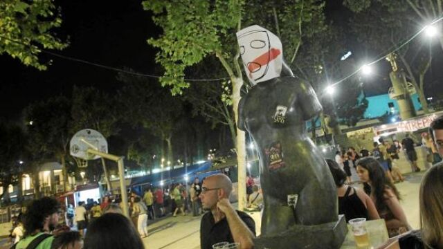 Los convocantes del «brindis» mostraron su desacuerdo ante la prohibició con carteles de caras con las bocas tapadas
