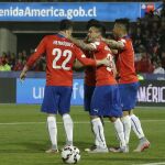 Los jugadores de Chile celebran uno de los goles