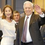 El homenajeado llega a la celebración en Madrid junto a Isabel Preysler