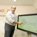 Francisco Fernández señala el plano de las obras de la nueva glorieta de El Cid, prevista para junio de 2011