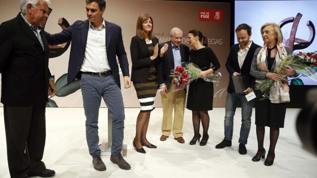 Pedro Sánchez con Felipe González, Idoia Mendia y Alfonso Guerra, junto a la viuda e hijos de Benegas