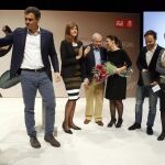 Pedro Sánchez con Felipe González, Idoia Mendia y Alfonso Guerra, junto a la viuda e hijos de Benegas