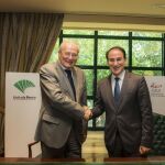 Este nuevo acuerdo de colaboración ha sido firmado por el presidente de Unicaja Banco, Manuel Azuaga, y por el presidente de la CEA, Javier González de Lara