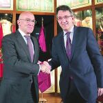 Jesús Julio Carnero y Juan Martínez Majo durante la firma del acuerdo de colaboración