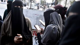 Mujeres musulmanas cubiertas protestan contra la prohibici&oacute;n de la burka y el nikab, en Copenague (Dinamarca) / Efe