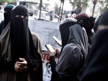 Mujeres musulmanas cubiertas protestan contra la prohibici&oacute;n de la burka y el nikab, en Copenague (Dinamarca) / Efe