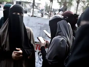 Mujeres musulmanas cubiertas protestan contra la prohibición de la burka y el nikab, en Copenague (Dinamarca) / Efe Mujeres musulmanas cubiertas protestan contra la prohibición de la burka y el nikab, en Copenague (Dinamarca) / Efe
