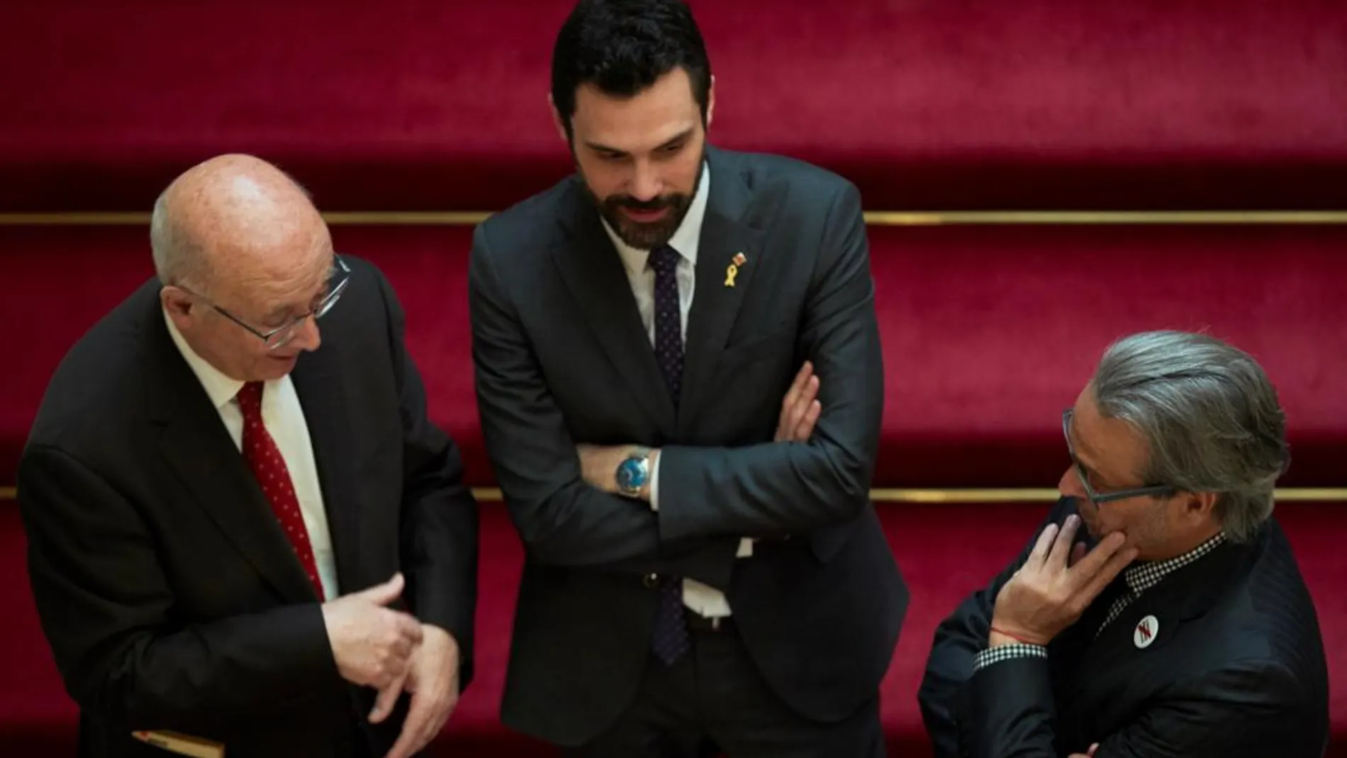 El presidente del Parlament, Roger Torrent (C), sus antecesores en el cargo Joan Rigol (i) y Ernest Benach