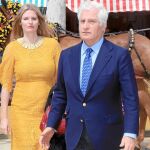 Carlos Fitz-James Stuart, en la pasada Feria de Abril, junto a una amiga