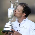 Zach Johnson, con la Jarra de Clarete en la mano, recibe sonriente las felicitaciones por el triunfo en el Open Británico
