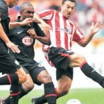 Sinama y Varela pugnan por un balón