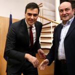 El presidente del Gobierno, Pedro Sánchez, y el presidente del PNV, Andoni Ortuzar / Foto: Luis Díaz