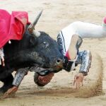 Sebastián Castella prendido por el quinto de la tarde