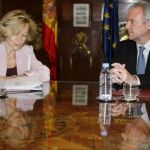 La vicepresidenta segunda y ministra de Economía, Elena Salgado, y el presidente de la Región de Murcia, Ramón Luis Valcárcel