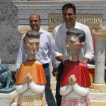 Pedro Sánchez, ayer en Alicante con su «ninot»