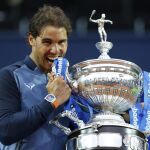 Nadal con el trofeo que le acredita vencedor del torneo