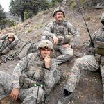 Los militares descansan durante un alto en una de las patrullas por las montañas afganas