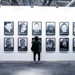 Obra "Presos Políticos"del español Santiago Sierra retirada de ARCO
