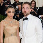 Robert Pattinson fija la fecha de su boda con FKA twigs