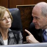 La vicepresidenta segunda y ministra de Economía, Elena Salgado, escucha al vicepresidente tercero del Gobierno, Manuel Chaves