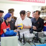 Kim Jong visita una nueva fábrica de artículos de deporte en Pyongyang este mes