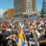 Cientos de personas participaron ayer en el karaoke que se organizó en la plaza de Callao