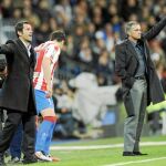 QUIQUE y MOURINHO dan indicaciones desde la banda del Bernabéu