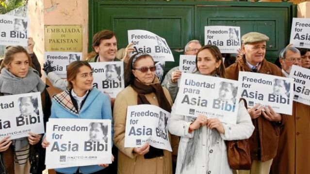 Un grupo de personas pidió ayer el indulto para la cristiana Asia Bibi frente a la Embajada de Pakistán en Madrid
