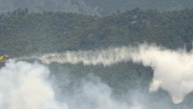El viento reaviva el fuego y pone en jaque a los bomberos