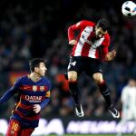 El delantero del Barcelona Lionel Mess (i) y el centrocampista del Athletic de Bilbao Markel Susaeta durante el partido de vuelta de los cuartos de final de la Copa del Rey