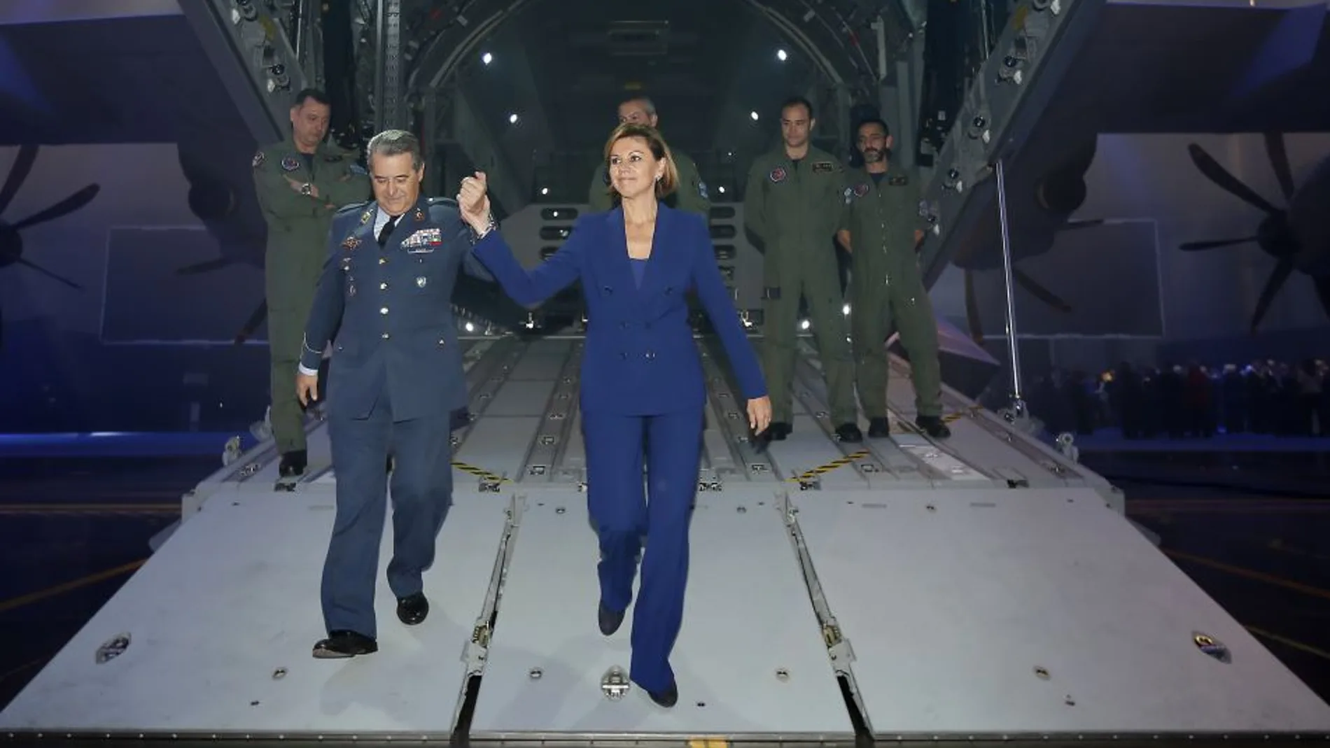 Cospedal junto al JEMA en el acto de entrega del A400-M, uno de los Programas Especiales de Armamento