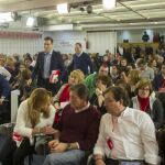 El líder socialista llega al Comité Federal seguido por César Luena, mientras Díaz conversa con los barones Javier Fernández y Guillermo Fernández Vara
