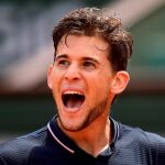 El tenista austríaco Dominic Thiem reacciona frente al italiano Marco Cecchinato durante su partido de semifinales de Roland Garros. EFE/ Caroline Blumberg