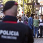 Las diputadas de la CUP, Anna Gabriel (2d) y Eulàlia Reguant (d) acudieron el pasdado día 29 para dar su apoyo a los manifestantes ante el banco expropiado del Barrio de Gràcia