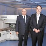 El consejero de Educación, Fernando Rey, junto al rector de la Universidad de León, José Ángel Hermida, durante su visita a las instalaciones del Hospital Clínico Veterinario